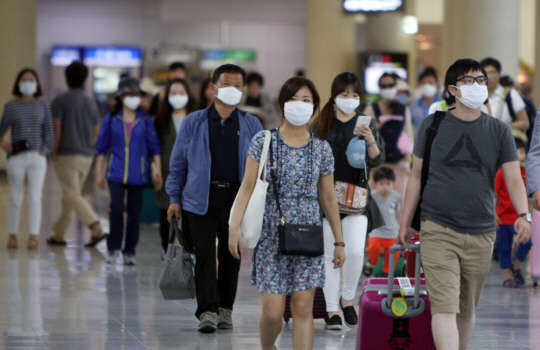 중동호흡기증후군(메르스) 확산에 대한 불안감이 고조되는 가운데 4일 오후 제주공항에 도착한 내국인 관광객 등이 마스크를 쓰고 이동하고 있다.
